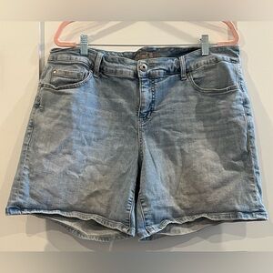 Torrid Feel The Fit Light Wash Denim Shorts - Size 18